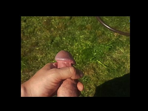 ❤️ Une chaudasse se fait baiser la chatte rose et jouit avec une giclée dans un jardin d'été... Vidéo de baise at fr.higlass.ru