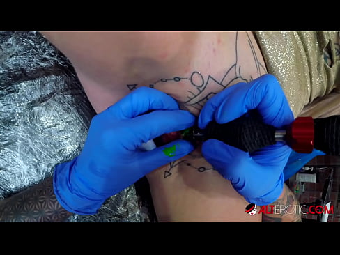 ❤️ Sully Savage, une chaudasse extrêmement tatouée, s'est fait tatouer le clitoris. Vidéo de baise at fr.higlass.ru
